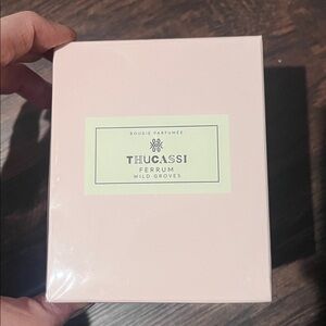 NIB Thucassi Bougie Parfumee - FERRUM Collection WILD GROVES Candle, 8 oz